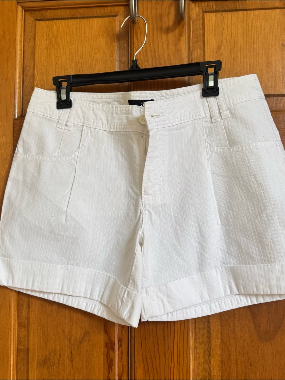 Women’s White Cotton Mid Rise Shorts